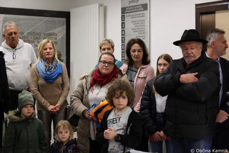 V prostorih občinske stavbe na ogled razstava literarnih in likovnih del na temo Častni občan Kamnika (28)